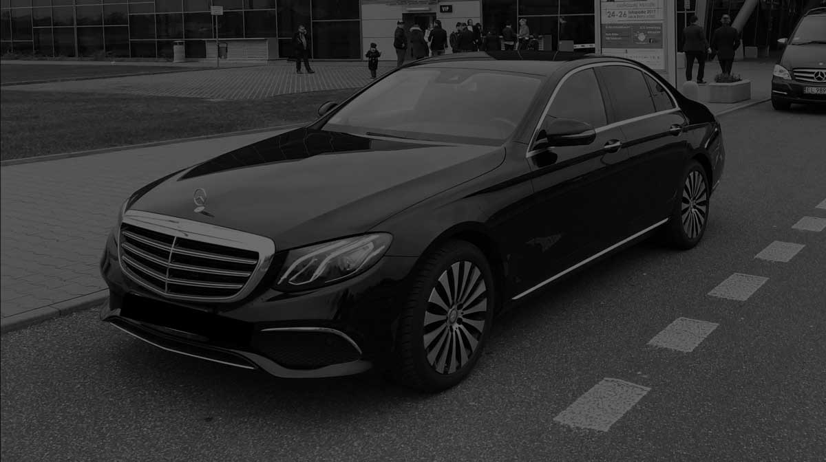 Wynajem limuzyny z kierowcą czy bez?